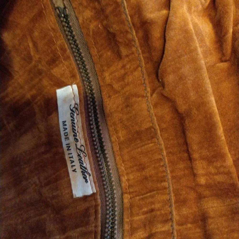 GENUINE LEATHER BROWN PURSE - CLIP CLOSURE ON THE BACK - Picture 3 of 6